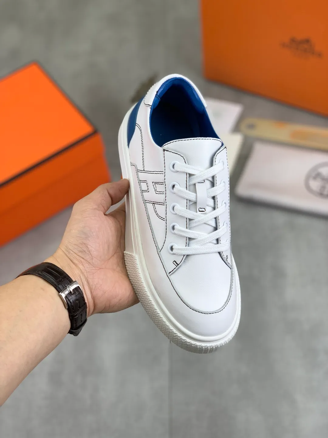 Men's men's shoes 💰P640 new top version original order Hermes couples 🧑‍🤝‍🧑 style Drift Sneaker autumn new casual sports shoes original purchase development and production H family men's classic series technical breathable fabrics with cowhide casual sports shoes casual sports dad shoes combine high-tech breathable materials and cowhide, H family exclusive button decoration on the side The outsole is full of H italic design and bright colors to show vitality and continue the brand design inspiration. Stroll around the city lightly and feel free and comfortable. Exquisite packaging at the delivery counter🛍📦 ▪️Fabric: original customized breathable material + first layer of cowhide ▪️Inner: cowhide feet ▪️Outsole: molded and evacuated PU+TPU material ▪️Size: 35-45 Multiple colors available Premium packaging